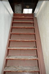 <p>De trap naar de zolder is een eenvoudige rechte steektrap. </p>
